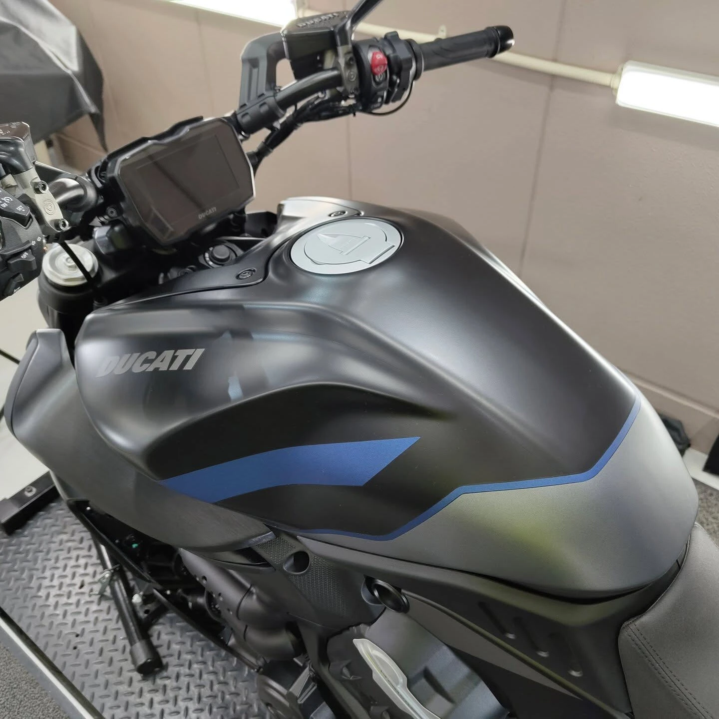 貴方だけのディアベルV4 ラッピング+プロテクションフィルム+ガラスコーティング